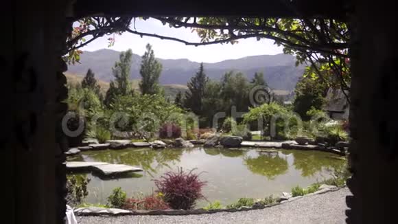 从教堂到池塘的多莉视频的预览图