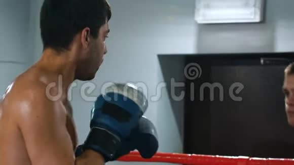 拳击手手套中的男子正在进行拳击训练视频的预览图