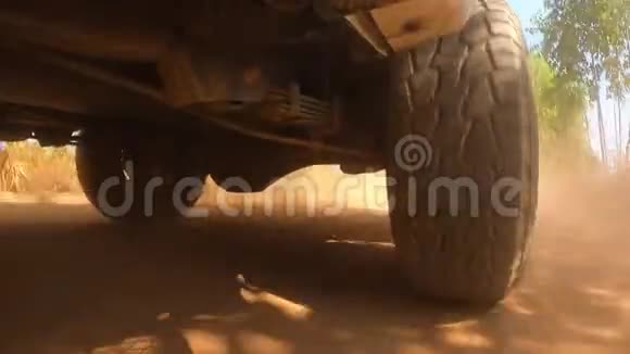 后轮4x44WD越野车皮卡车行驶在肮脏的地面上越野旅行在当地的道路上黄昏为Adven视频的预览图