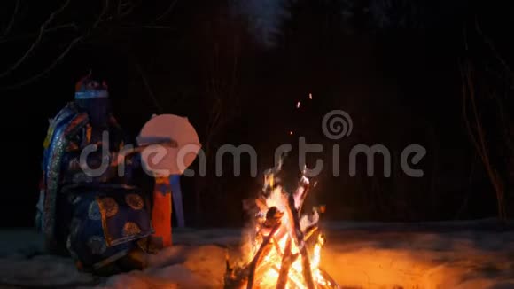 萨满打鼓围绕着火的萨满仪式视频的预览图