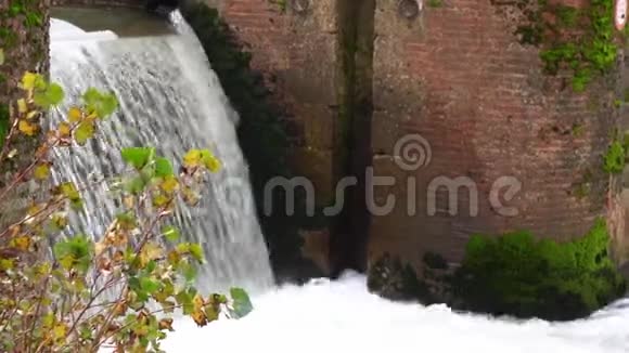红色砖墙背景上的小瀑布视频的预览图