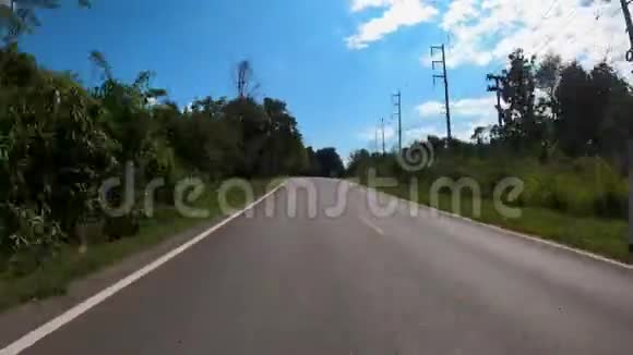 驾驶员视角时间推移运动模糊向前行驶在乡间小路之间以快速的速度行进视频的预览图