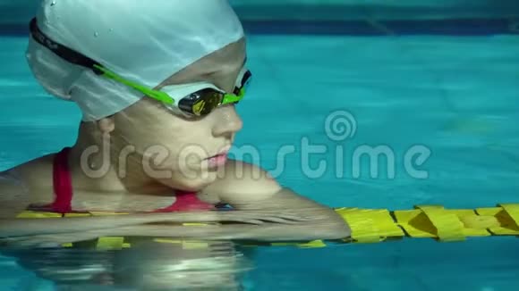 少女面对游泳池靠近在度假池水中微笑的女人肖像视频的预览图