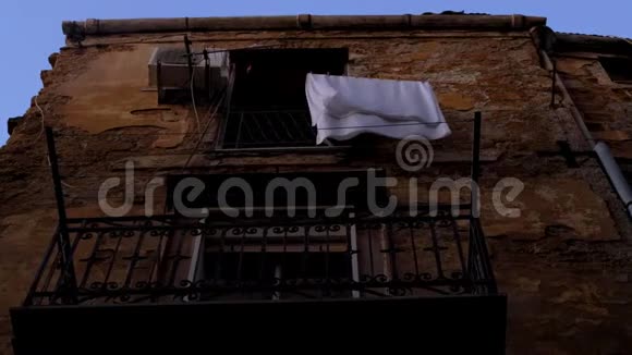 白色床单挂在阳台上视频的预览图