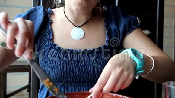 女人用叉子和刀吃饭视频的预览图