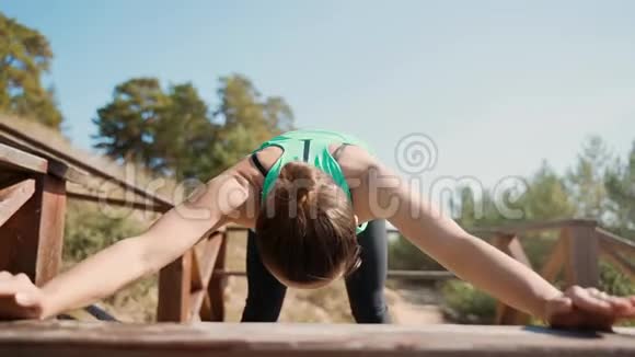 这个女孩做俯卧撑时从长凳上反握视频的预览图