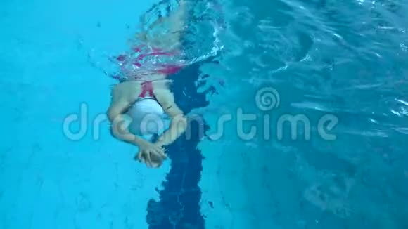 游泳结束女子游泳运动员在游泳池中自由泳动作缓慢视频的预览图