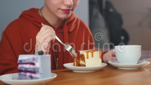 漂亮的女孩吃蛋糕喝咖啡视频的预览图