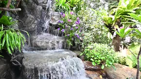假瀑布石装饰在家里的花园里视频的预览图