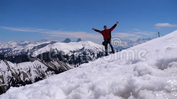 高山山顶上的年轻人跳起来为目标而高兴瑞士视频的预览图