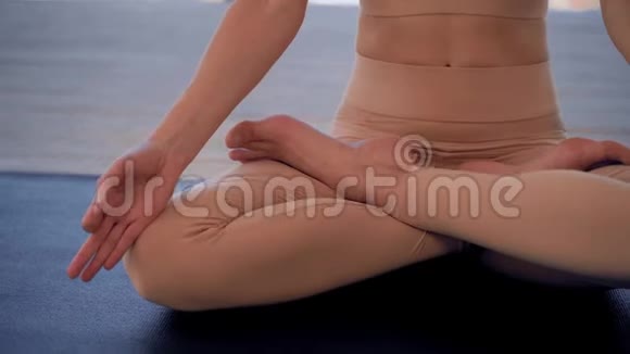彩色瑜伽室内体育娱乐美丽的年轻女子手里拿着泥摆着冥想的姿势个人视频的预览图