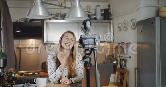 年轻快乐微笑的欧洲金发女人旅行博客讲录音新的vlog在家社交媒体慢动作视频的预览图