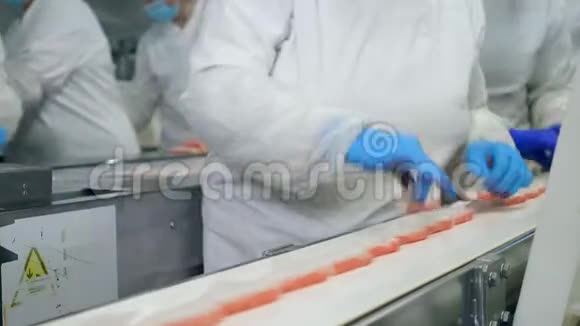 工厂的技术人员正在从皮带上取出蟹棒视频的预览图