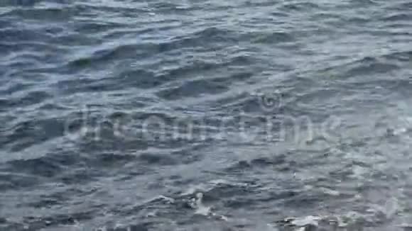 波浪撞击码头飞上最小的飞溅冲浪黑海慢镜头视频的预览图