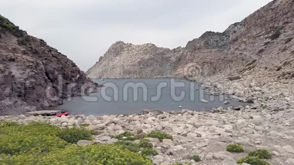 卡拉菲科岩石湾全景位于意大利圣彼得岛视频的预览图