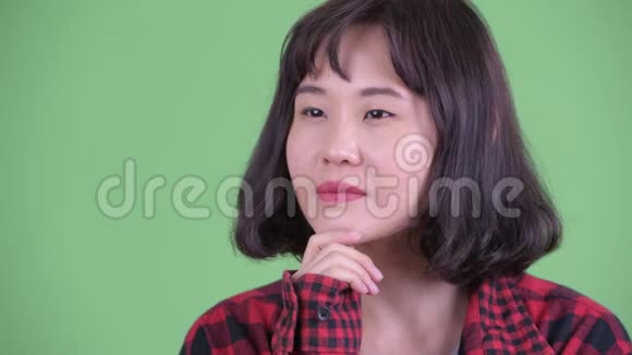 快乐的亚洲时髦女人的脸思考和抬头视频的预览图