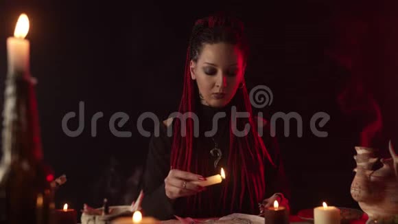 聚焦女巫在五角星上滴蜡的正面景色视频的预览图