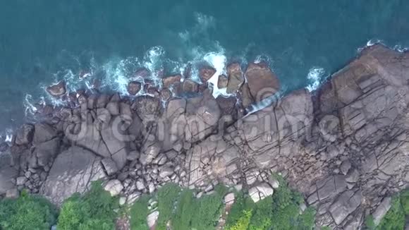 美丽的大自然巨大的灰色石头和挥动的海洋视频的预览图