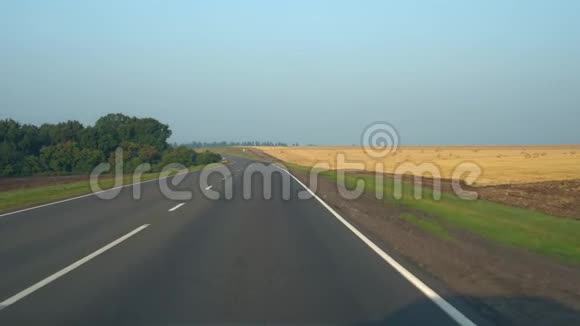 POV在高速公路上开车大农业领域的背景4K视频的预览图