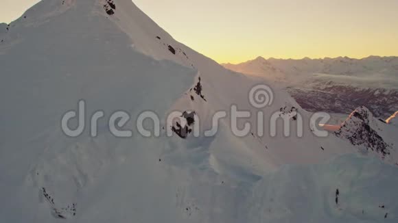 日落时分飞越阿拉斯加山脉视频的预览图