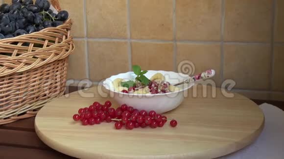 健康早餐谷类食品碗酸奶和燕麦片新鲜红醋栗视频的预览图