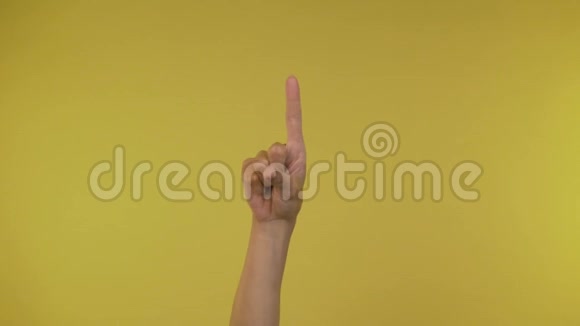 女子双手在黄色背景下展示和平姿态视频的预览图