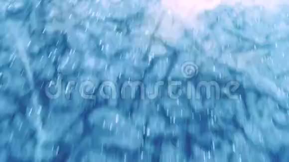 有溜冰痕迹裂缝和气泡的池塘冰场表面在阳光下反射视频的预览图