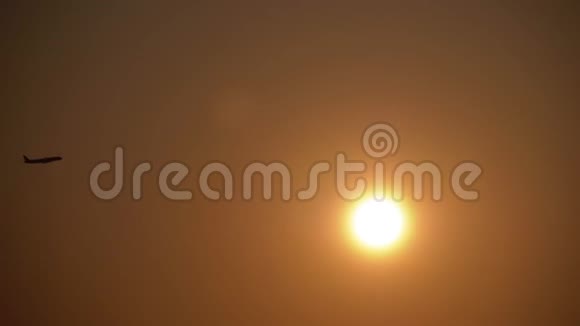 客机在日落时靠太阳的背景起飞视频的预览图