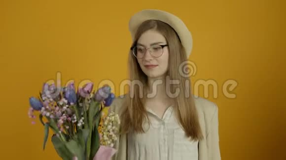 戴眼镜的兴奋女孩微笑着看着花束视频的预览图
