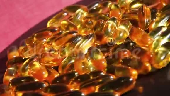 含有鱼油的欧米茄3胶囊红色背景健康生活方式视频的预览图