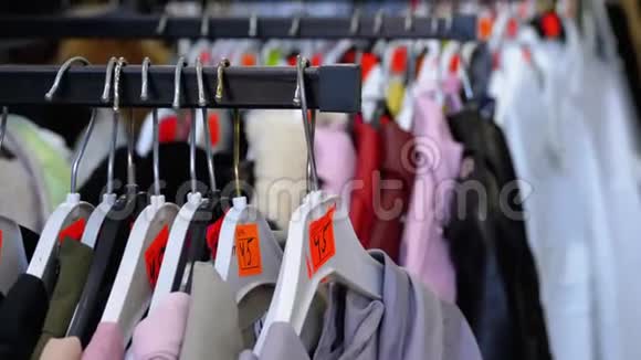 服装店各种带有价格标签的衣服挂在商店橱窗里买家选择视频的预览图