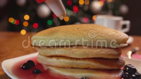 奶油挤在圣诞早晨的煎饼上视频的预览图