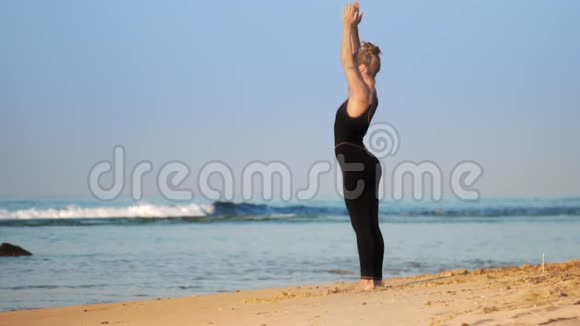 穿黑色运动服的运动女士做呼吸瑜伽练习视频的预览图