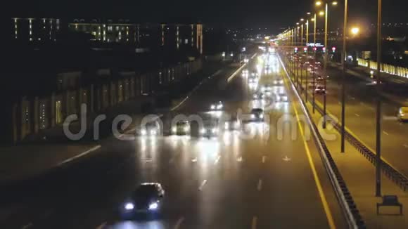 在深夜高速公路上快速行驶视频的预览图