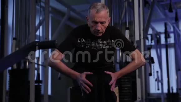 一位老人做等距运动跪在两边正面观看复制空间视频的预览图