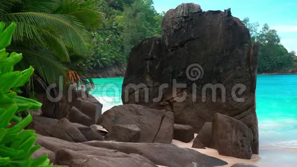 海浪和花岗岩塞舌尔马河岛视频的预览图