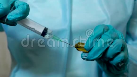 外科医生把安瓿中的溶液注入注射器视频的预览图