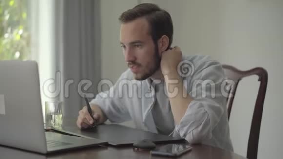 自信的胡须男用平板电脑绘制笔记本电脑男性手绘三维动画制作视频的预览图