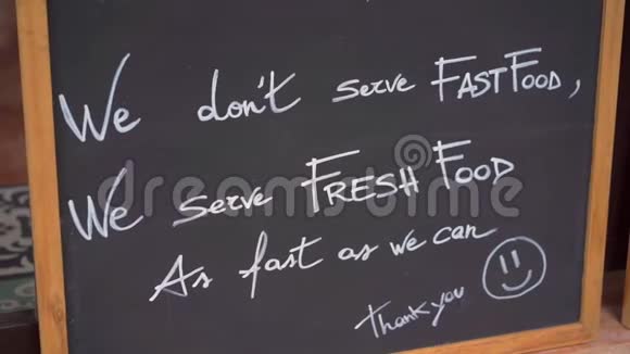 写在黑板上我们不提供快餐我们提供新鲜的食物视频的预览图