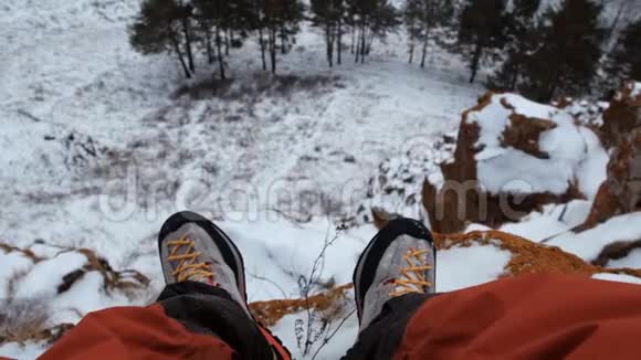 第一人称拍摄一个游客在冬天脚踩在山顶上视频的预览图