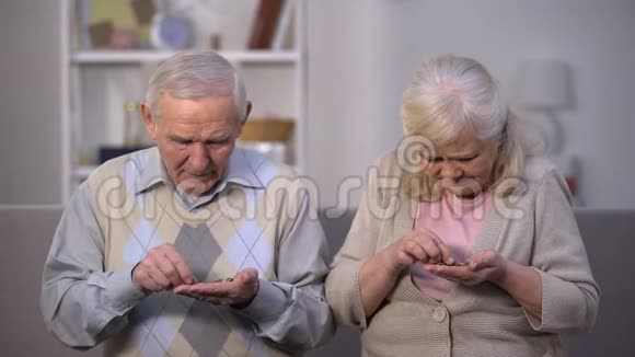 穷困潦倒的老夫妇在敞开的手掌里数硬币没有钱生活贫穷视频的预览图