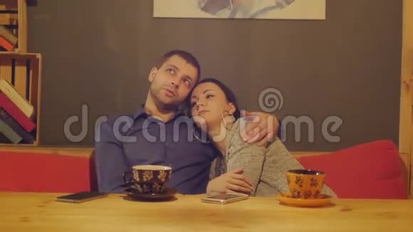 浪漫的年轻夫妇坐在一张桌子旁的咖啡馆里喝着咖啡和聊天多莉视频的预览图