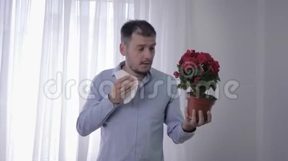 过敏的男性手里拿着花的男性患有呼吸道疾病由于对视频的预览图