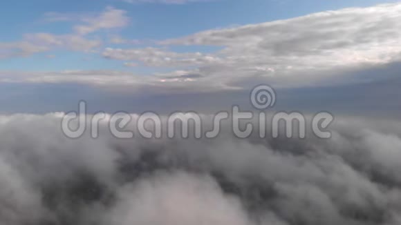 天空笼罩着云层视频的预览图