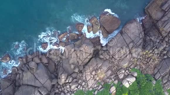 大自然带着起伏的绿松石海洋和巨大的灰色石头视频的预览图