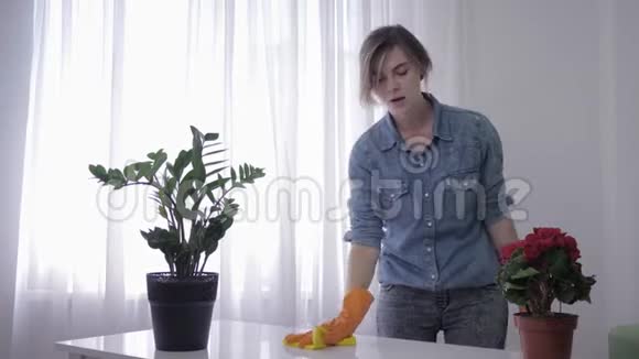 对洗涤剂过敏女性因为家中的清洁用品而折磨和打喷嚏视频的预览图