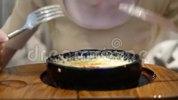 餐厅内民族传统美食女人正在吃传统的格鲁吉亚炸奶油奶酪菜肴特写视频的预览图