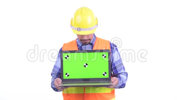 可爱的波斯人建筑工人一边看手提电脑一边思考视频的预览图