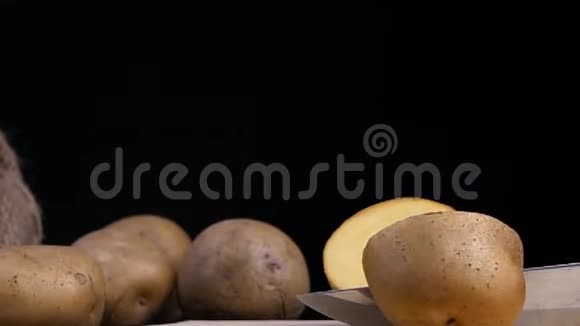 在黑色背景上分离的新土豆视频的预览图