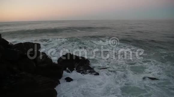 波浪撞击岩石海岸视频的预览图